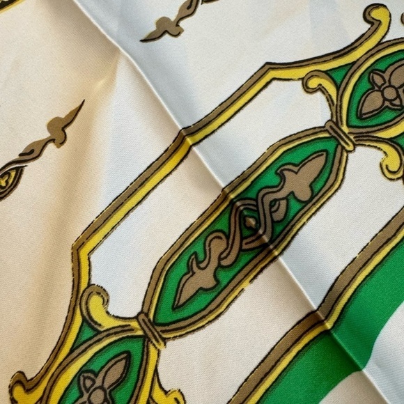 Vintage Unbranded Green and Cream CITY Skyline Square Scarf 26" x 27.5" - Picture 4 of 7